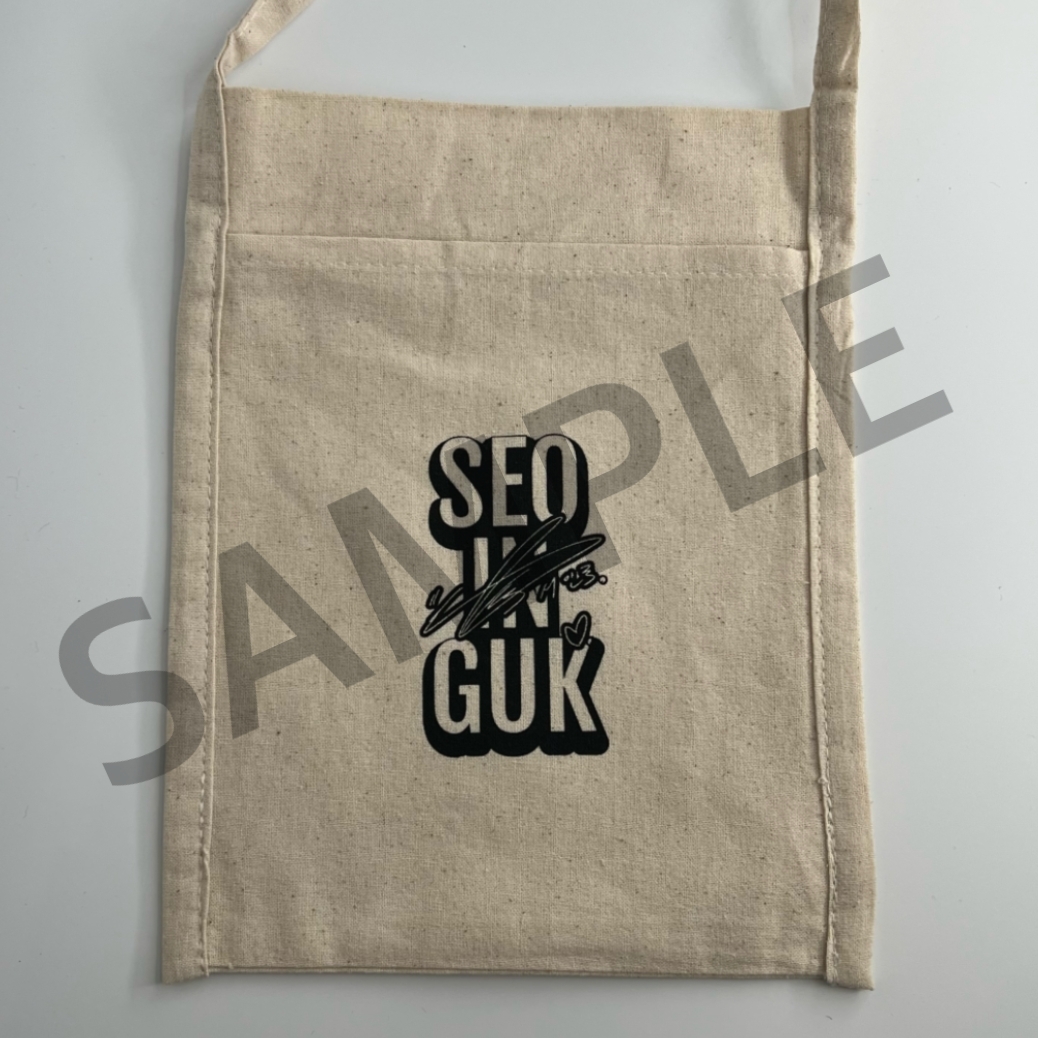 【SEO IN GUK サイン印字入り】サコッシュ
